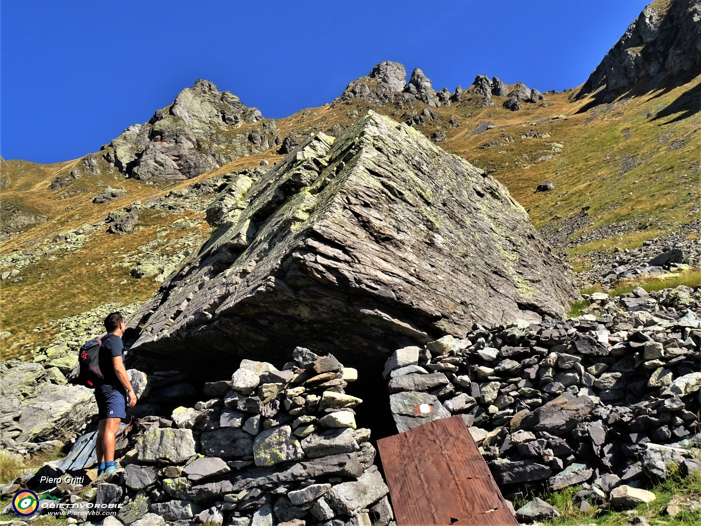 02 Dai roccioni della Baita Alta (1997 m) vista sulla soprastante cima del Valletto.JPG